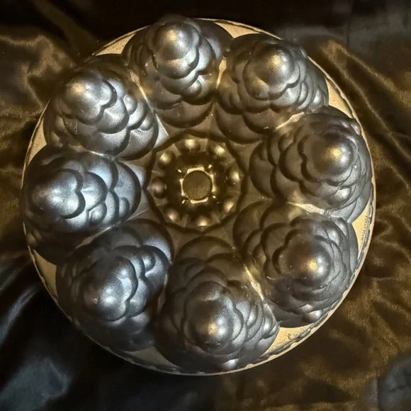 Nordic Ware Holiday Tree Bundt Pan Christmas - Picture 2 of 6